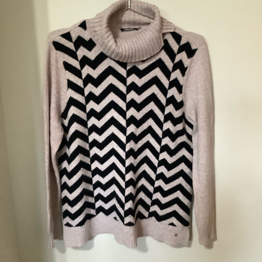 OLSEN: Chevron Patterned Sweater - Black & Pink